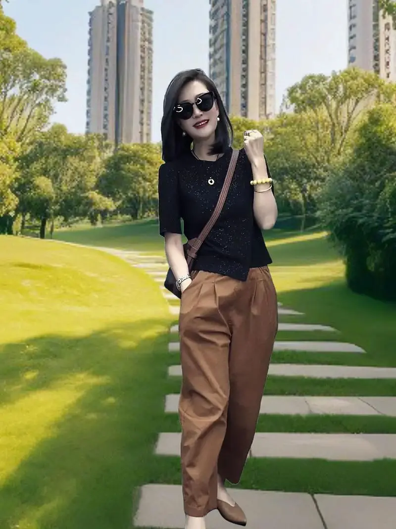 焦糖色上衣配什么裤子