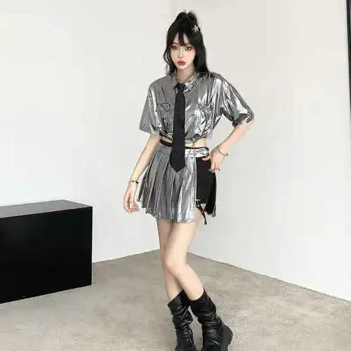 银色短袖怎么搭配衣服