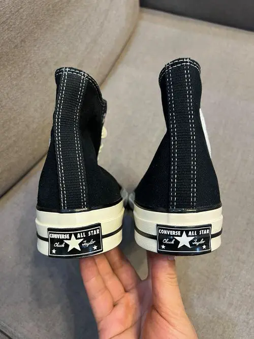 高帮黑色运动鞋怎么搭配衣服好看图片