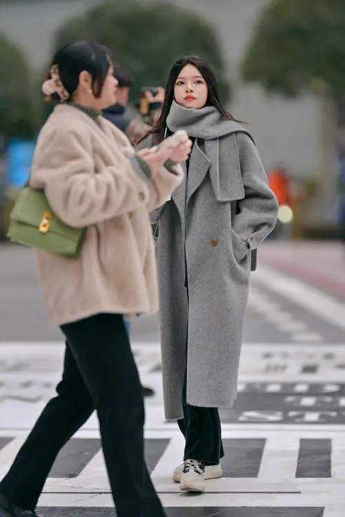 灰色衣服黑色裤子鞋子怎么搭配图片欣赏