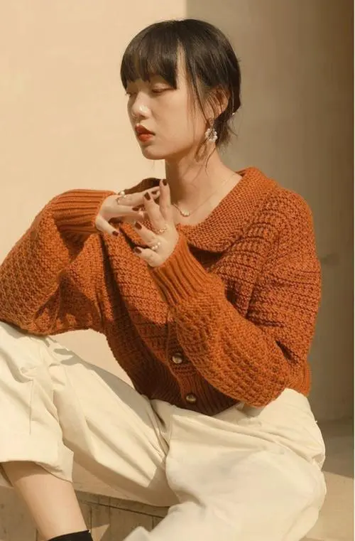 橘红色外套里面怎么搭配