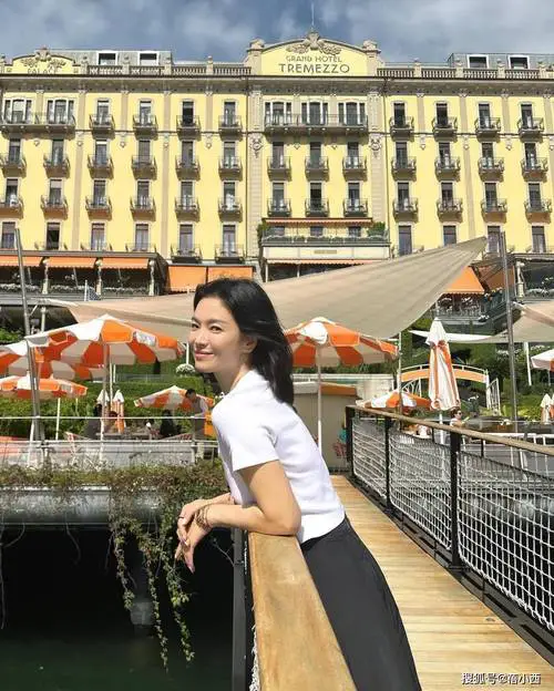 白色短t恤怎么搭配下身