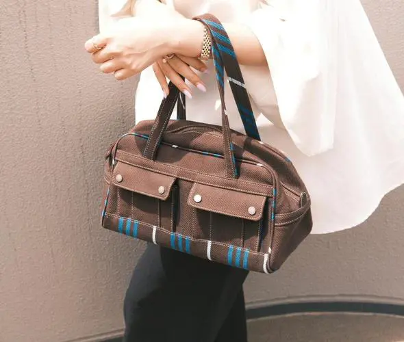 巴宝莉包包怎么搭配图片大全