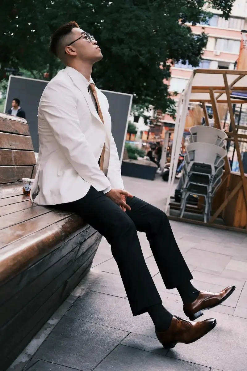 男式白外套怎么搭配什么裤子