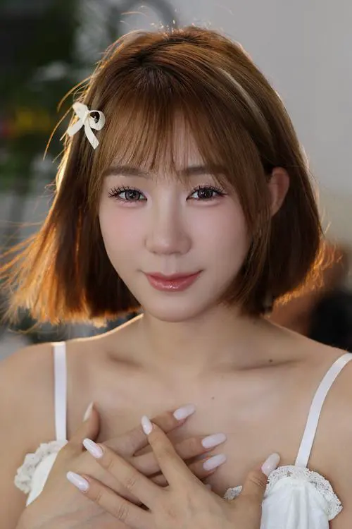 最新官宣的韩妆代言人