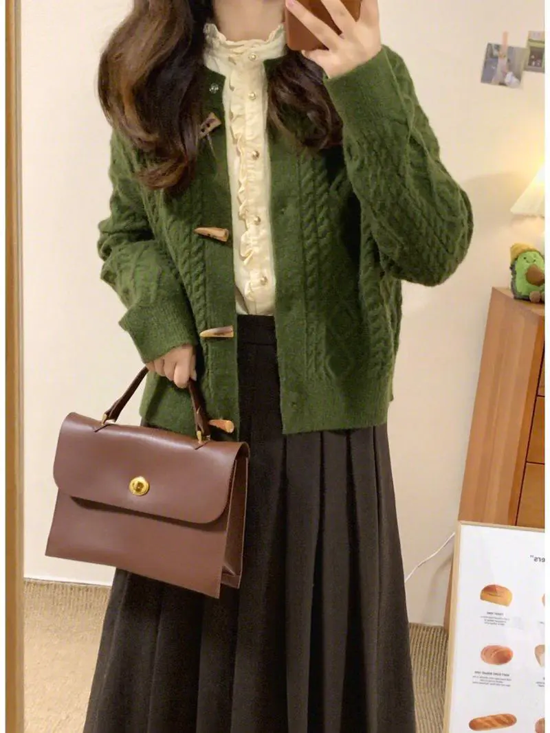 淡墨绿色外套怎么搭配好看