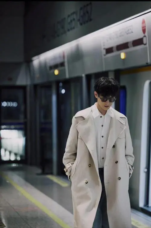 男生白风衣怎么搭配衣服好看图片