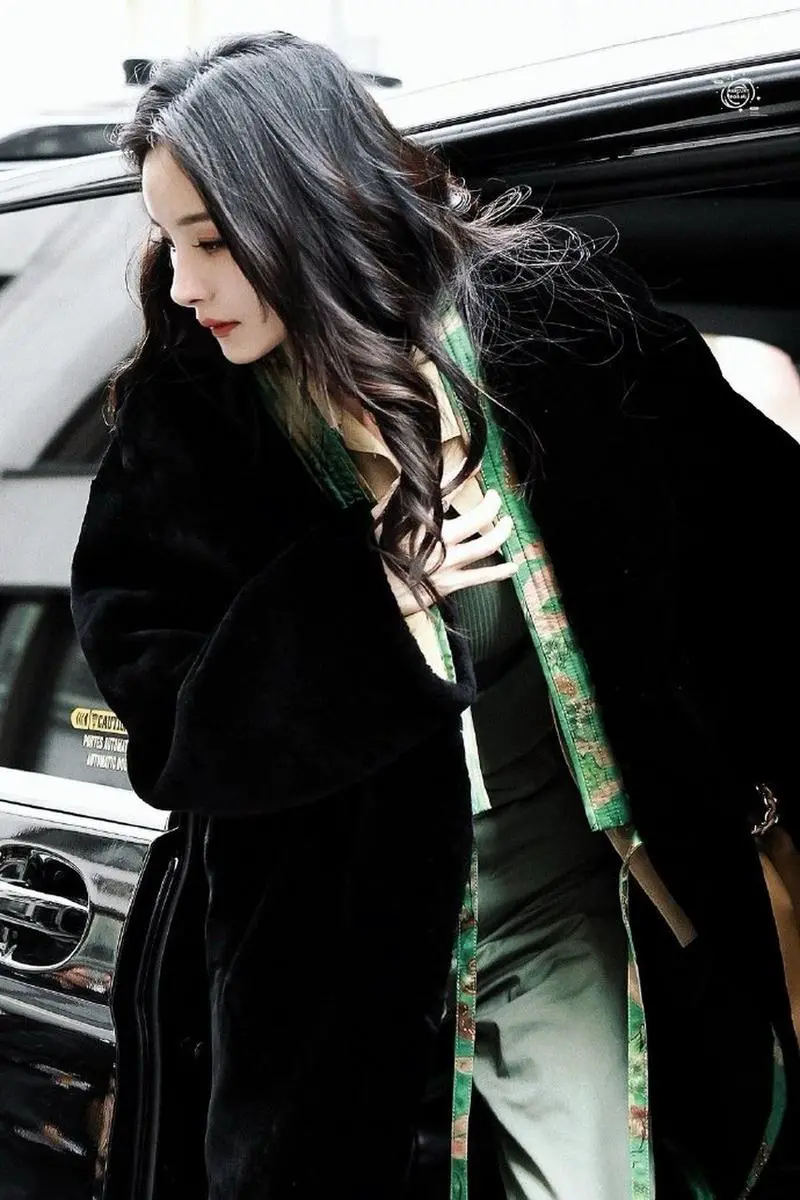 黑色的皮草怎么搭配衣服图片欣赏