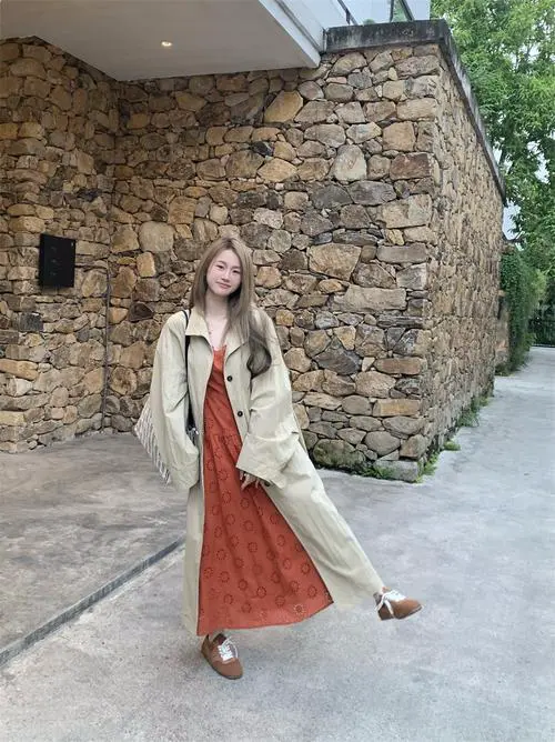 橘红色的风衣怎么搭配