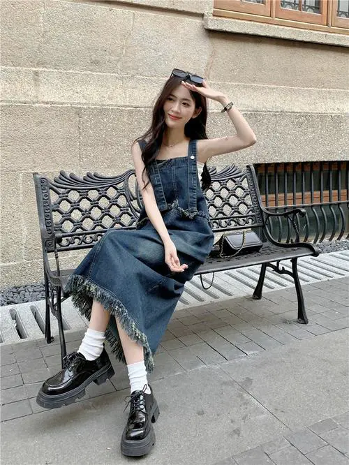 背带牛仔裙该怎么搭配什么外套