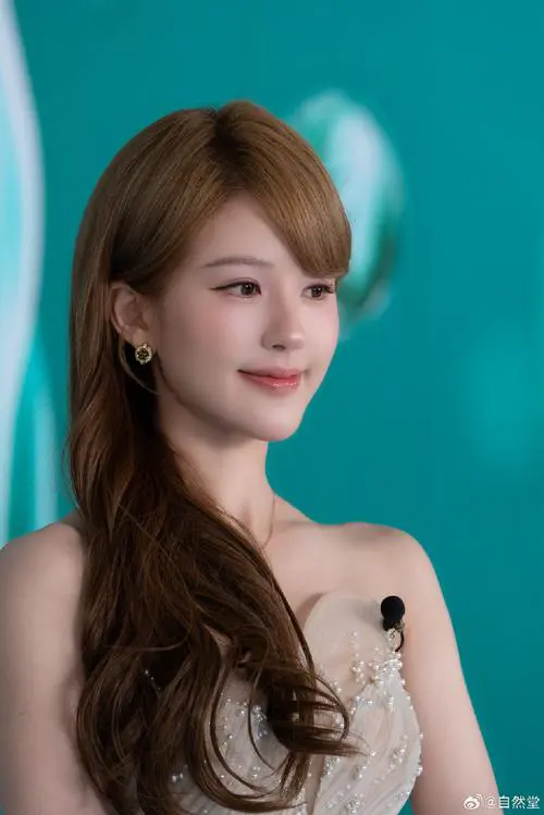 自然堂最新女代言人是谁