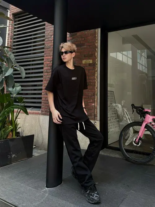 高帮黑色运动鞋怎么搭配什么裤子好看图片