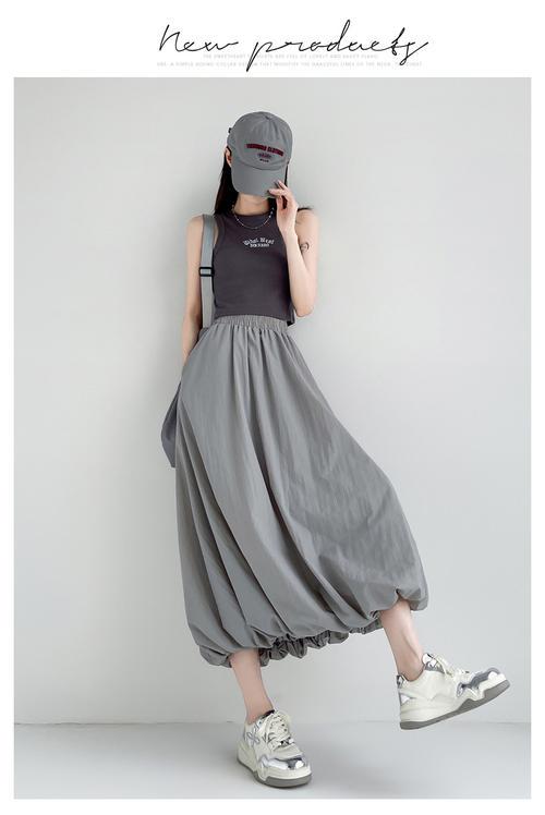 灰色运动长裙怎么搭配衣服