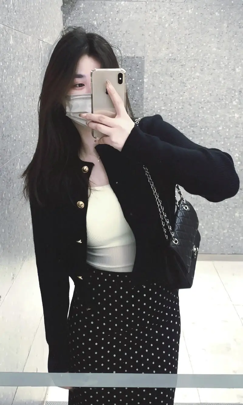 黑长开衫里面怎么搭配衣服