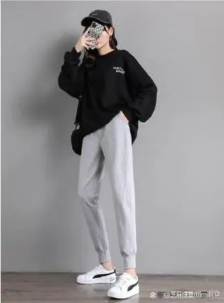 灰色运动长裙怎么搭配衣服好看吗