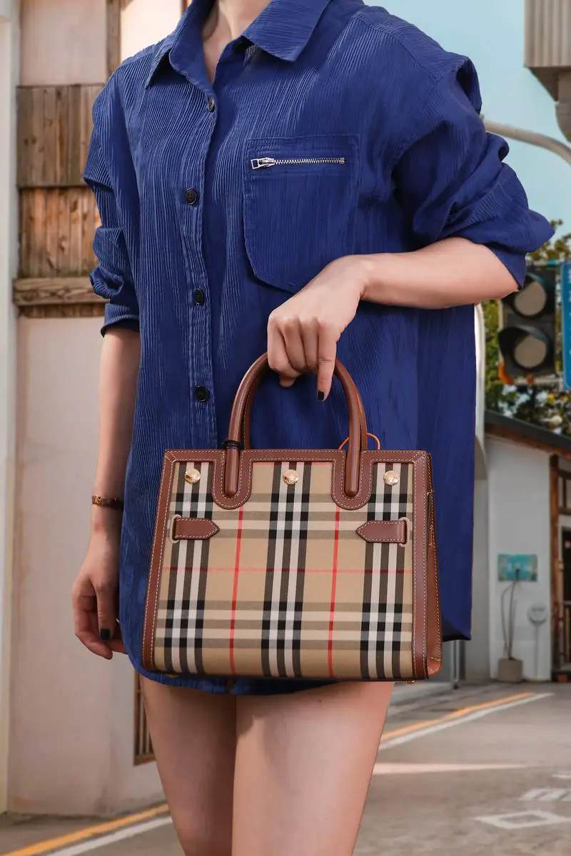 巴宝莉包包怎么搭配图片大全