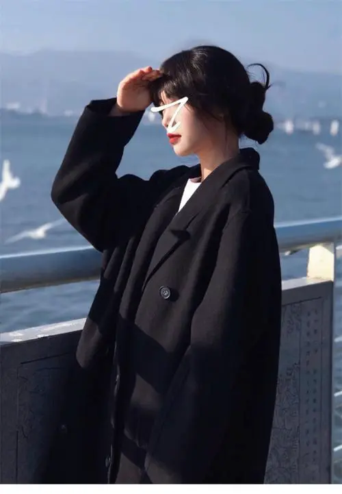 黑色中款毛呢外套怎么搭配