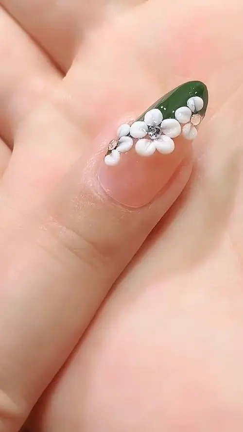 最新五瓣花美甲图片