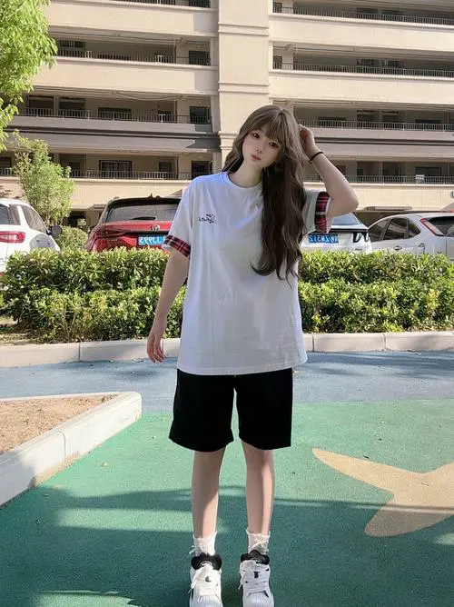 夏季白色短裤怎么搭配