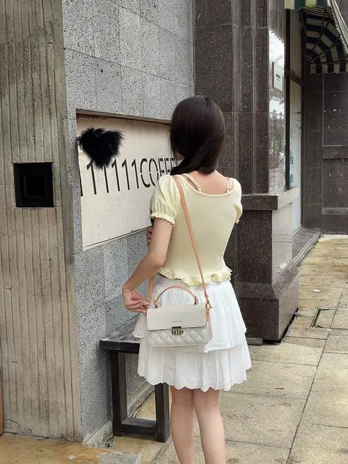 白色大包包怎么搭配衣服