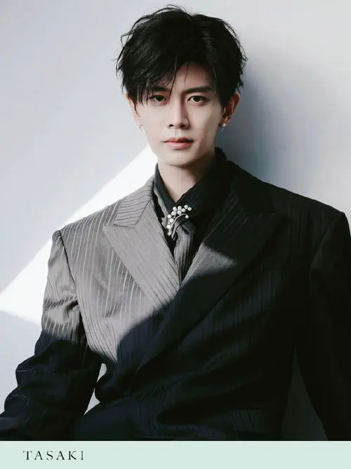 最新任嘉伦卡姿兰广告