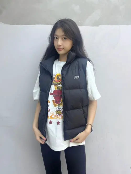 白色羽绒服马甲怎么搭配图片