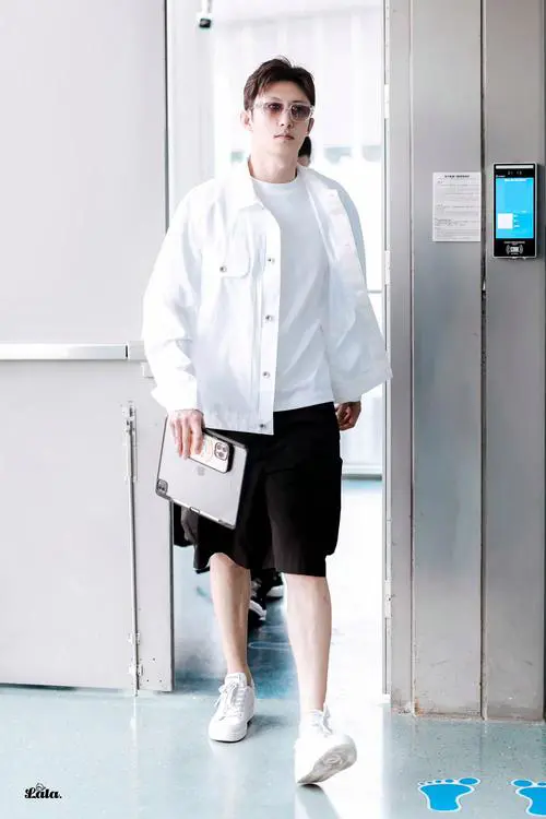 男士白短裤怎么搭配