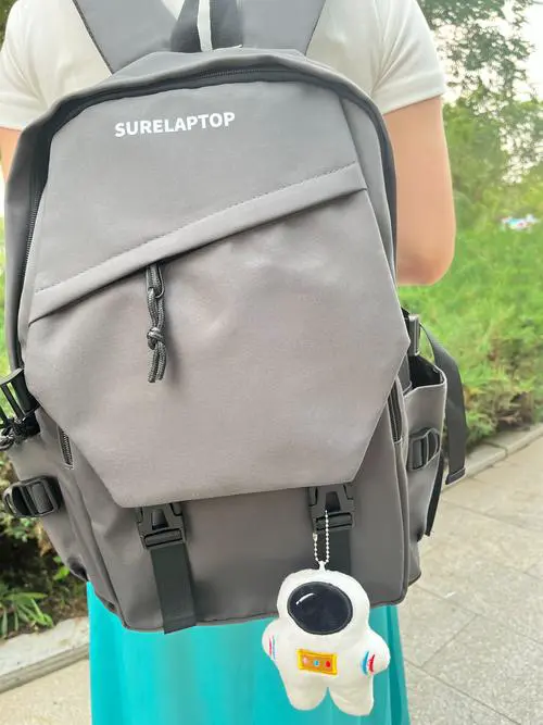 双肩怎么搭配衣服