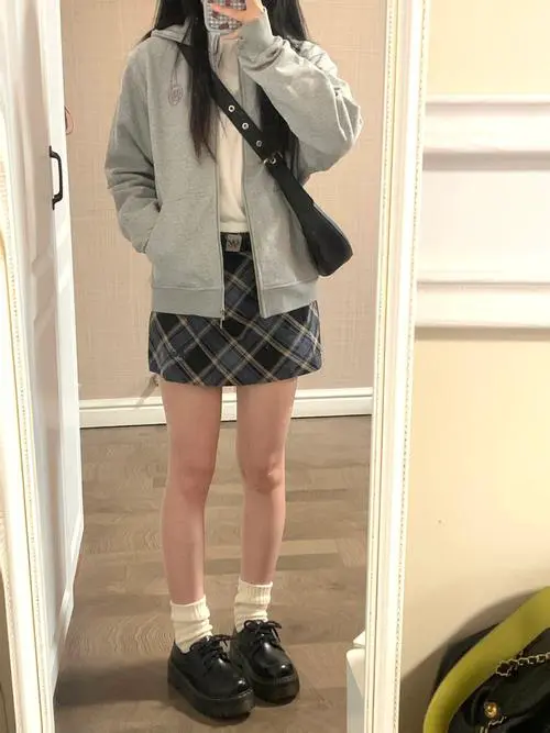 小格子短裙怎么搭配上衣图片欣赏