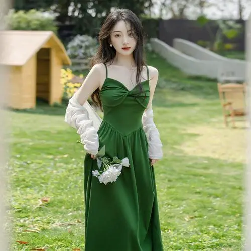 纯绿色背带裙怎么搭配