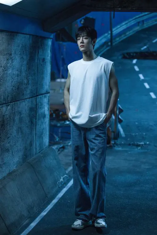 白色无袖男怎么搭配