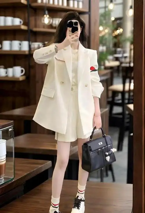 西服偏大怎么搭配衣服