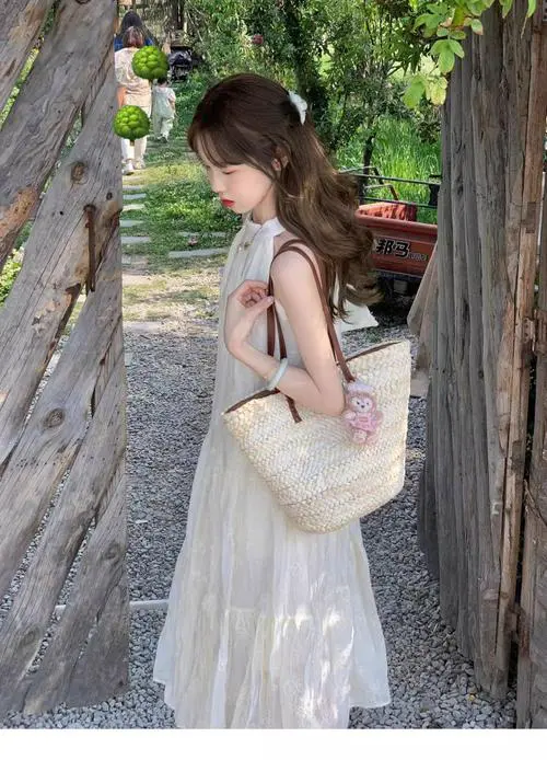 米白色吊带裙怎么搭配