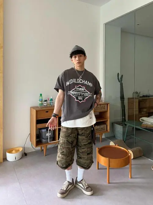 怎么搭配迷彩短裤