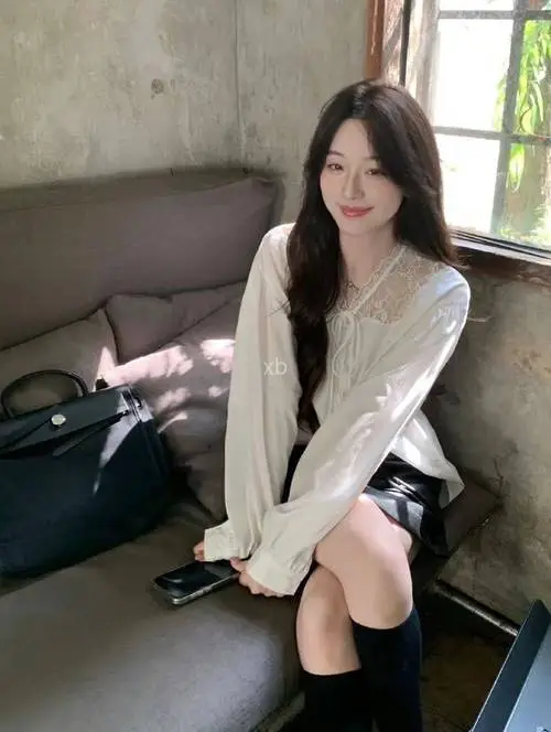 上身蕾丝下身怎么搭配