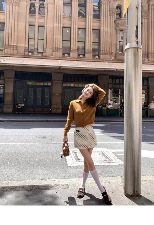 白色裙子太短怎么搭配