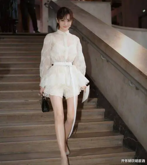 上身蕾丝下身怎么搭配