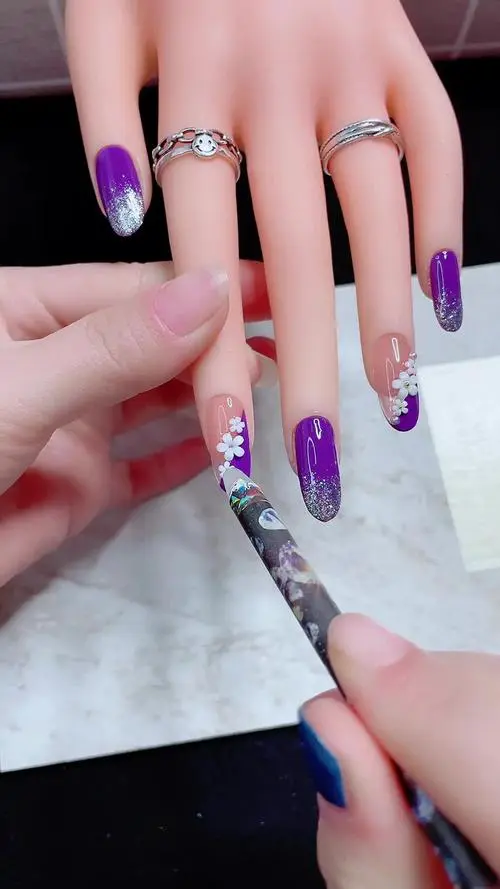 最新五瓣花美甲图片