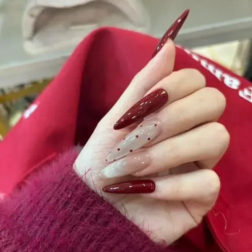 美甲虹色怎么搭配