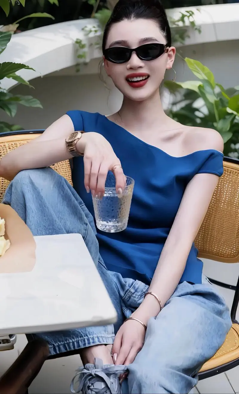 牛仔色一字肩怎么搭配