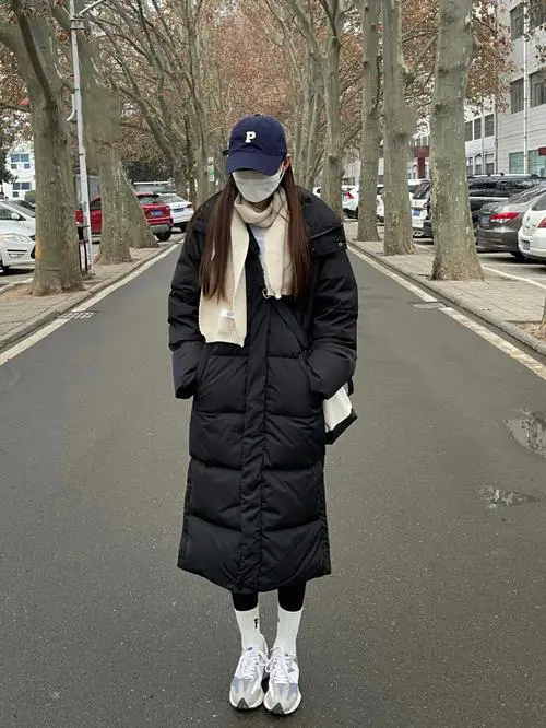 穿羽绒服配什么包