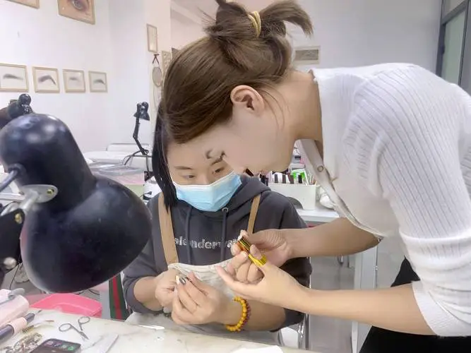 最新的美甲技术培训