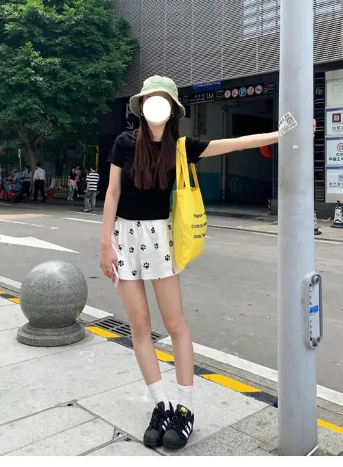 浅色短裤怎么搭配