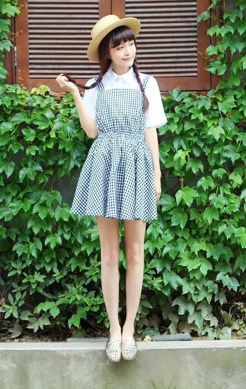 纯绿色背带裙怎么搭配