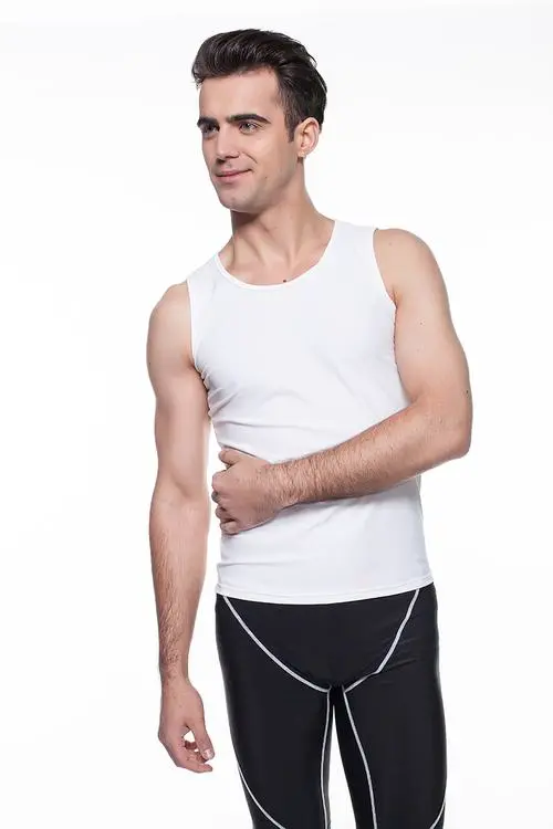 白色无袖男怎么搭配