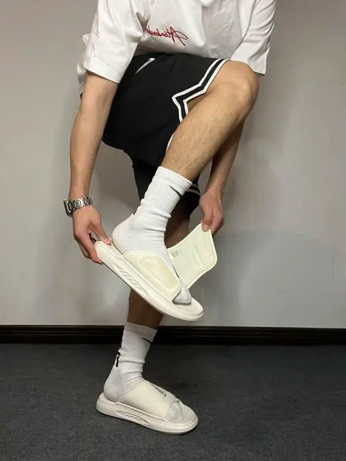 白色的拖鞋怎么搭配