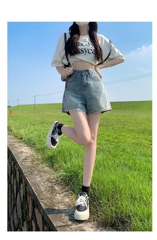 浅色短裤怎么搭配