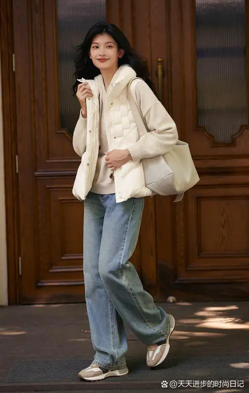 白色羽绒服马甲怎么搭配图片