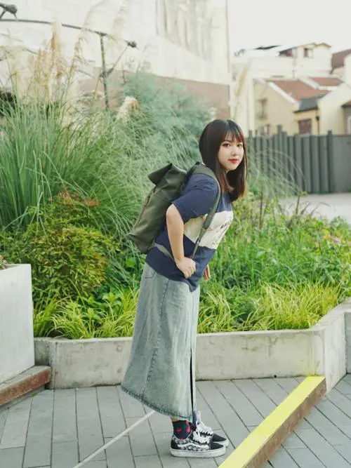 墨绿色双肩包怎么搭配