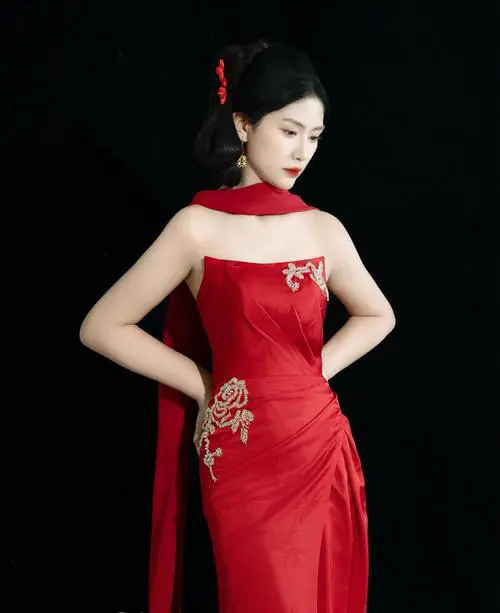 大红色礼服怎么搭配